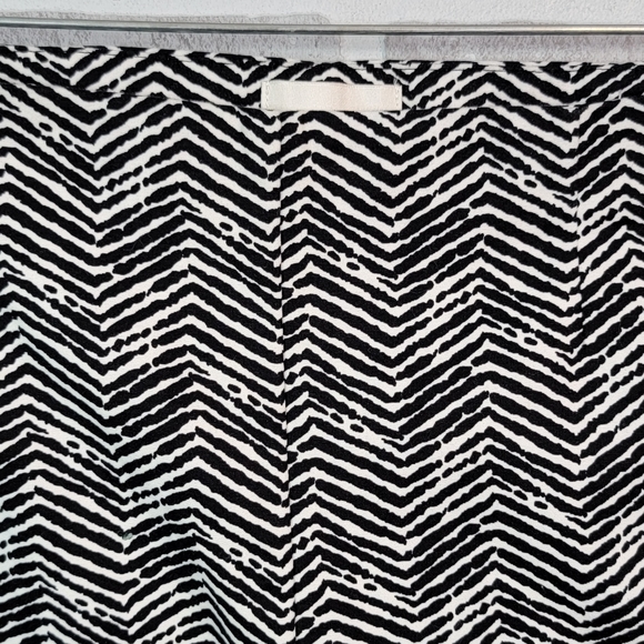 Chico's Crop Zebra Style Print Crop Leg Caucho Capri Pants Women's Size 1 - Picture 4 of 16